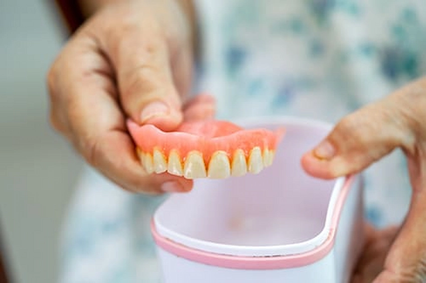 can denture adhesive cause a metallic taste
